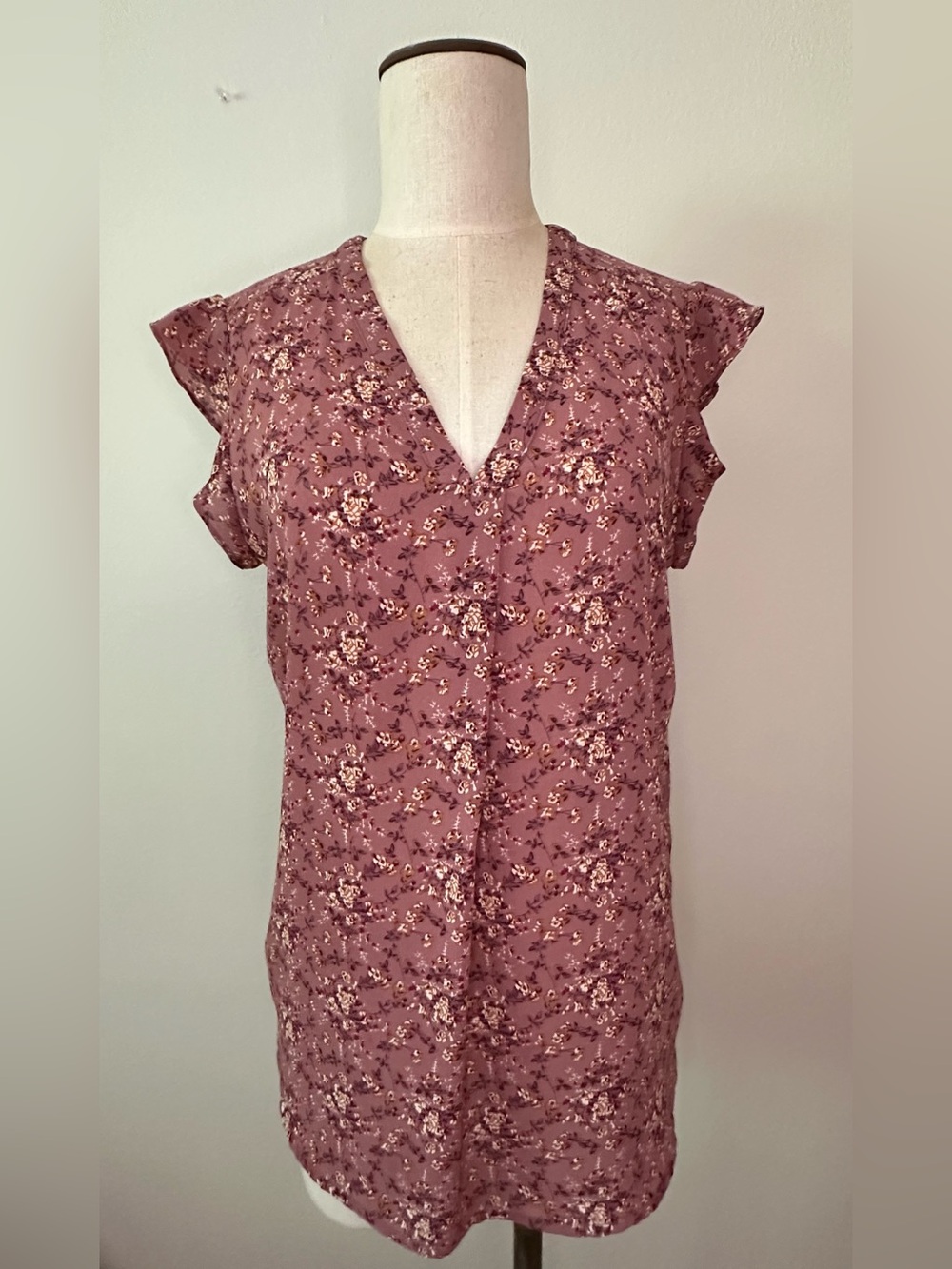 Floral and flowing Medium tunic pullover top with angel sleeves in 100 polyester